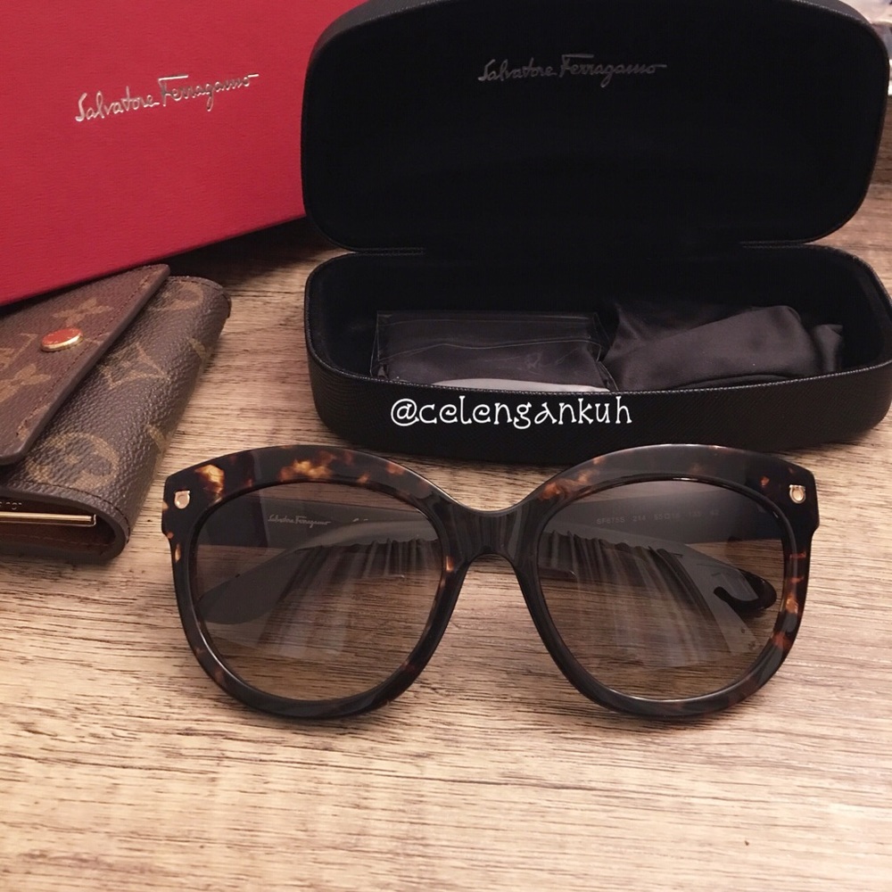 🌸Salvatore Ferragamo Square Tortoise Sunglasses